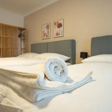 Apartment Stephansplatz View: Spacious 2-bedroom With Balcony *