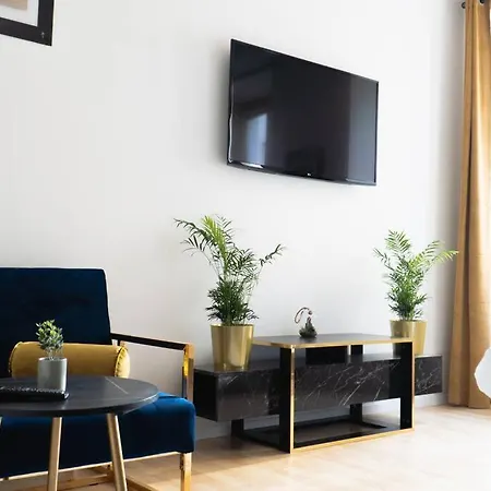Apartment Luxury Meets Retro Near Parking