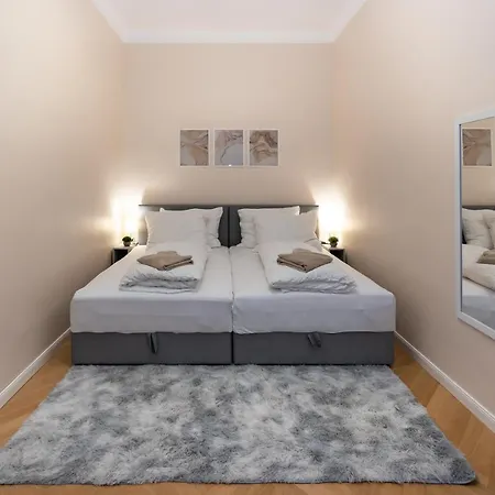 Charming Near Prater Apartment *