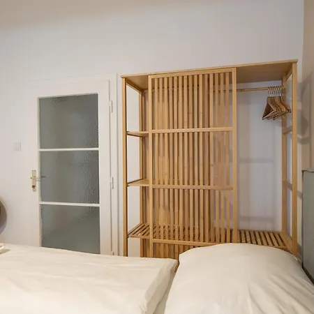 Apartment Stephansplatz View: Spacious 2-bedroom With Balcony Vienna