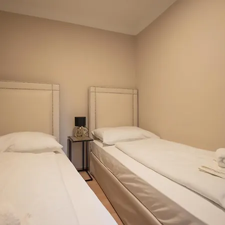 Apartment Stephansplatz View: Spacious 2-bedroom With Balcony