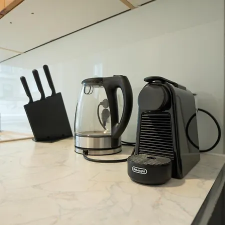 Stephansplatz View: Spacious 2-bedroom With Balcony *