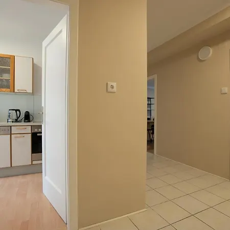 Stephansplatz View: Spacious 2-bedroom With Balcony Apartment *