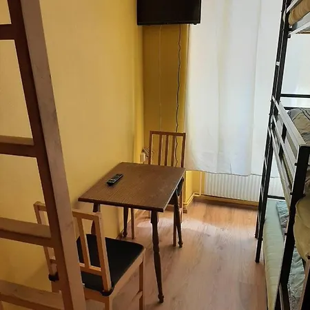 Relaxrooms Hernals Homestay *