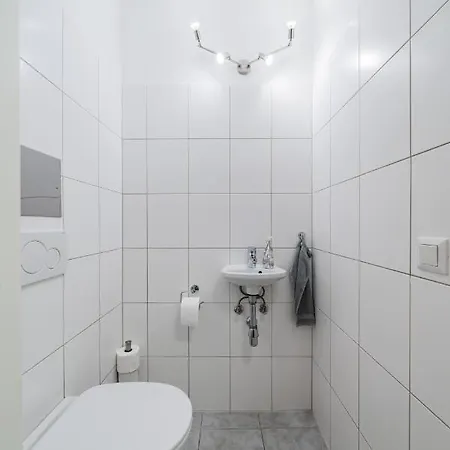 Modernes Nahe U-bahn Und Schoenbrunn