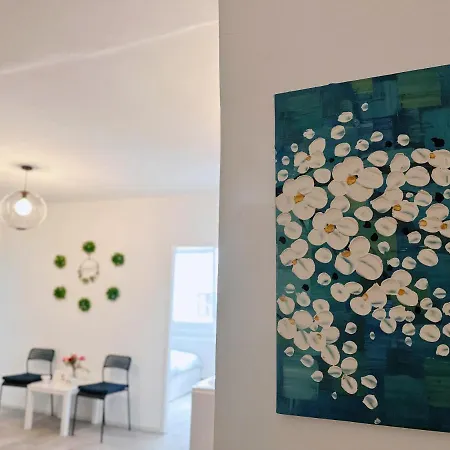 Charming Three Bedrooms Near Station Apartmán