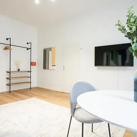Bright & Airy Apartment With Balcony Near City Center Apartman Bécs