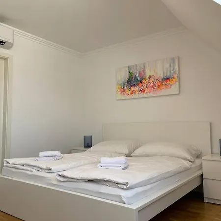 Dachgeschoss Fuer 4 Mit Terrasse