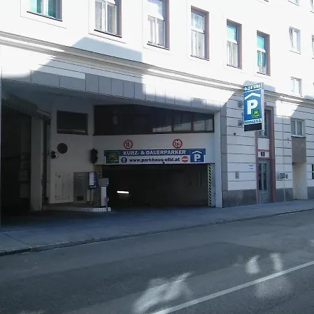 Pilgramgasse U4 - Center Location