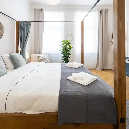 Apartment Regal Retreat Intimate Elegance Near Schoenbrunn Palace Vienna
