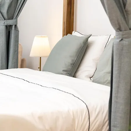 Apartment Regal Retreat Intimate Elegance Near Schoenbrunn Palace Vienna
