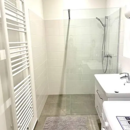 Brand New & Spacious In The Centre Apartment
