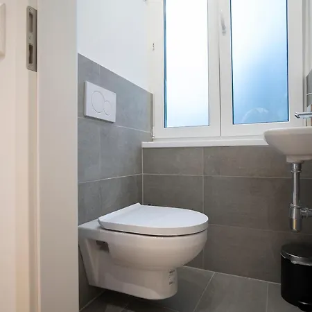 Apartment 2-rooms Spacious In A Vibrant Cozy Area *