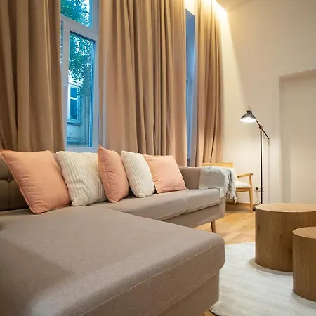 Apartment 2-rooms Spacious In A Vibrant Cozy Area *