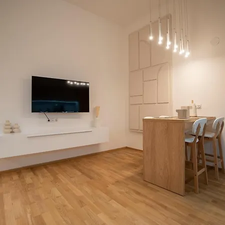 2-rooms Spacious In A Vibrant Cozy Area *