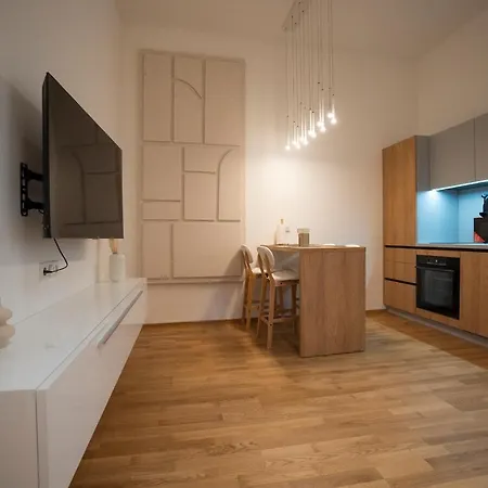 Apartment 2-rooms Spacious In A Vibrant Cozy Area *