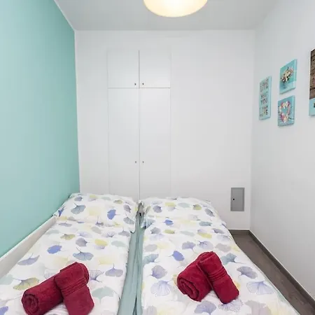 Enjoy Apartments, Quiet Street, With Two Bedrooms Sleeps 6 Ac *