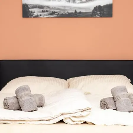 Enjoy Apartments, Quiet Street, With Two Bedrooms Sleeps 6 Ac アパート *