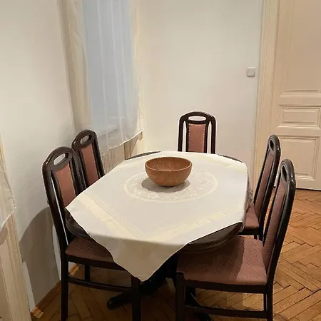1080 Apartment *