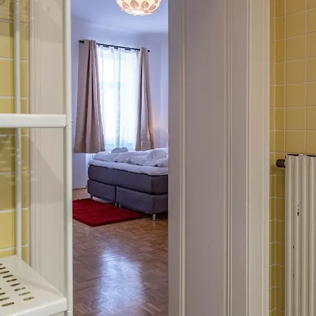 Maple Avenue Apartment *