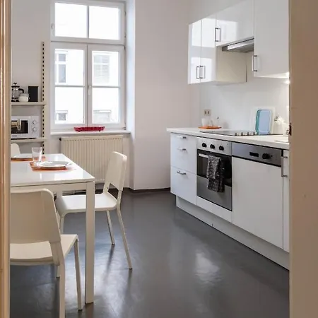 Maple Avenue Apartment *