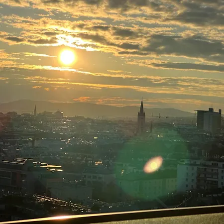 Panorama Sky I Rooftop Pool I Metro Station Apartment Vienna