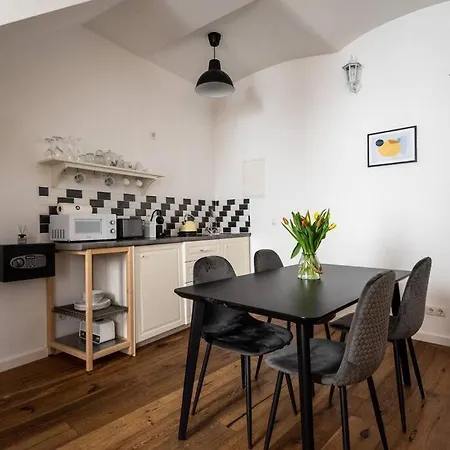 شقة Neat 1br Duplex By Metro And Center By Hm *