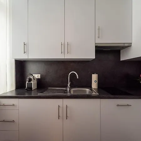 Pristine 1br Steps From By Hm * Viena