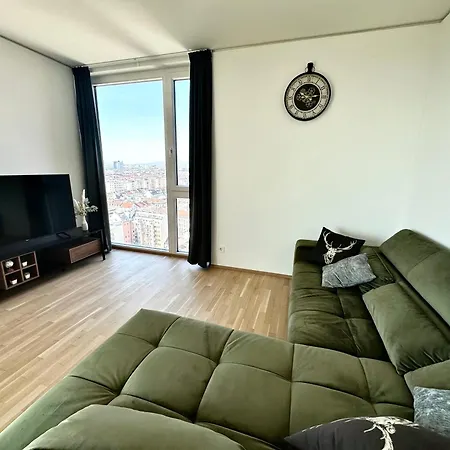 Panorama Sky I Rooftop Pool I Metro Station Apartment Vienna