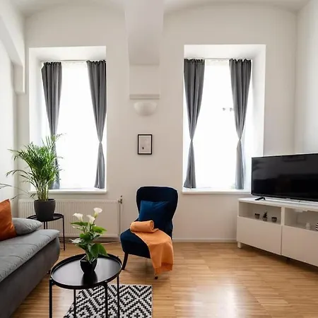 Pristine 1br Steps From By Hm Apartament