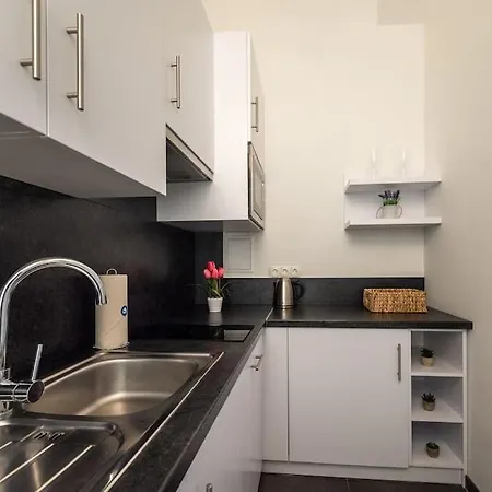 Pristine 1br Steps From By Hm * Viena