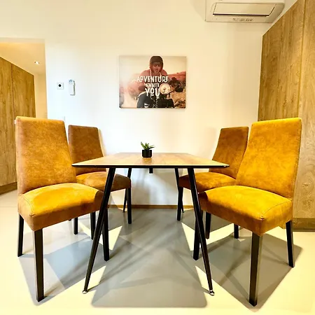 Moebliertes Mit Terrasse Апартаменты *