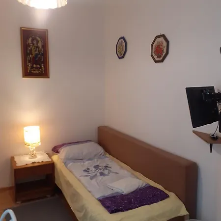 Happyhostel *