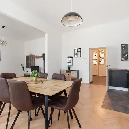 Zentrale Lage Mit Direkter Anbindung Ans Zentrum