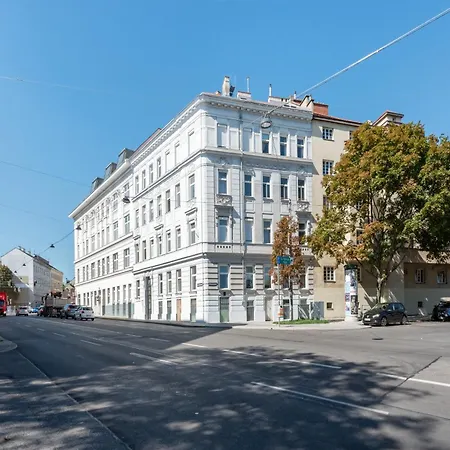 Zentrale Lage Mit Direkter Anbindung Ans Zentrum *