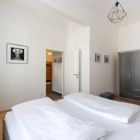 Zentrale Lage Mit Direkter Anbindung Ans Zentrum *