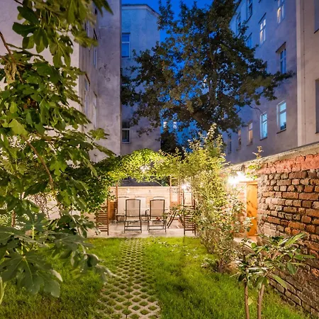 Western Celebrity Apart-hotel