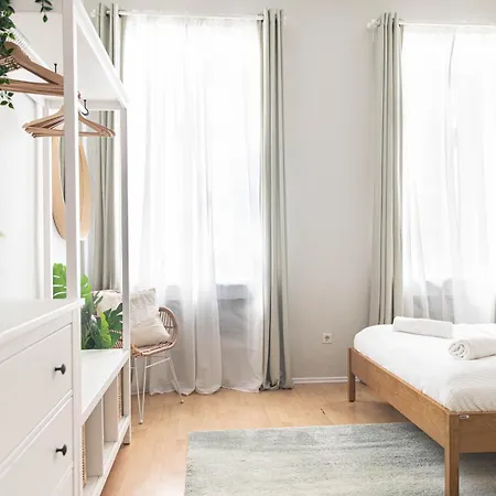Spacious Apartment, 3 Min To U1 Reumannplatz Apartment