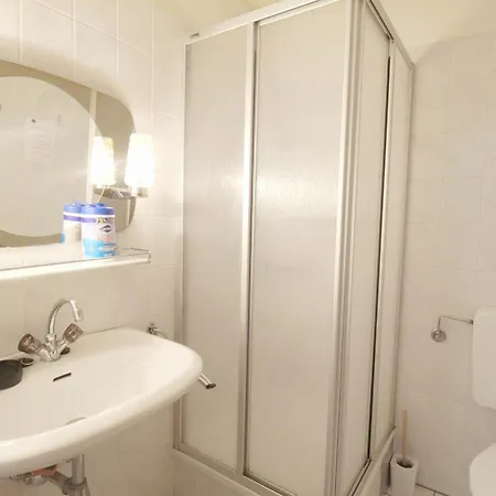 Triple In Hutteldorfer Strasse Area * Viena