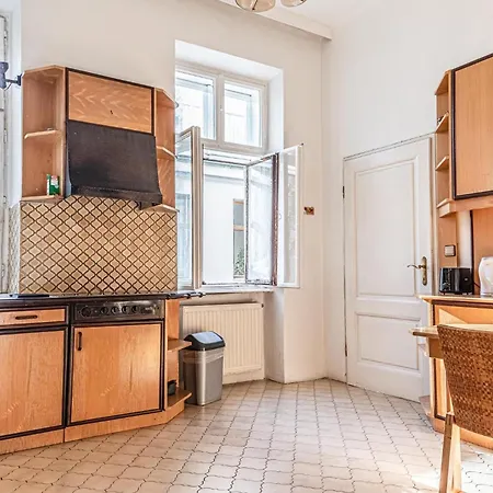Large 4br Near Karlsplatz Ideal For Big Groups * Vienna
