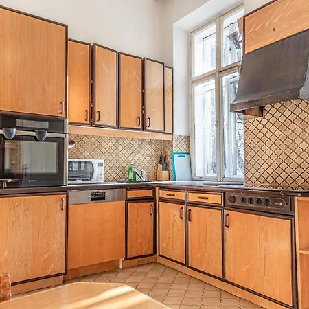 Large 4br Near Karlsplatz Ideal For Big Groups