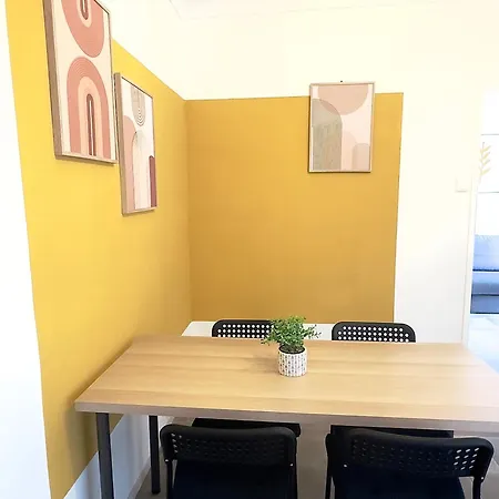 Charming Three Bedrooms Near Station Apartmán