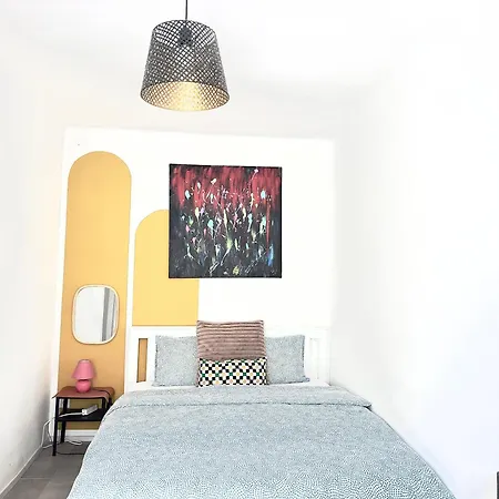 Charming Three Bedrooms Near Station