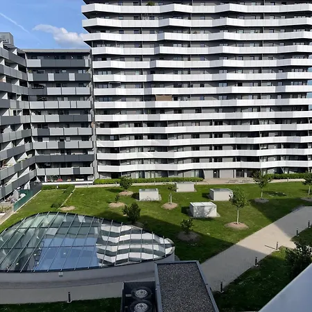 Spacious 1br With Balcony Above Citygate Shopping Complex With Metro Access Apartmán
