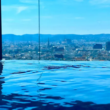 Panorama Sky I Rooftop Pool I Metro Station Vienna