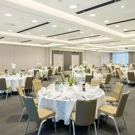 Hotel Nh Danube 4*