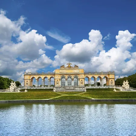 Hotel Nh Danube 4*