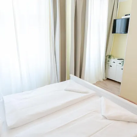 Schoenbrunn Hotel *