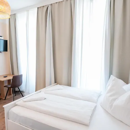 Schoenbrunn Hotel *