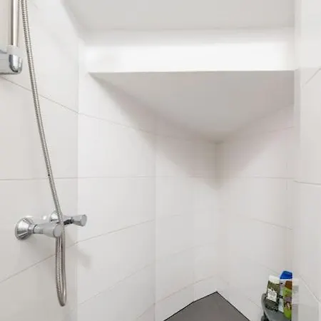 2 Bedroom Near Belvedere Apartment *